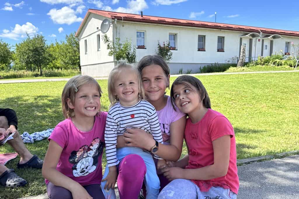 Fröhliche Kinder aus dem Kinderdorf Bosnien und Herzegowina