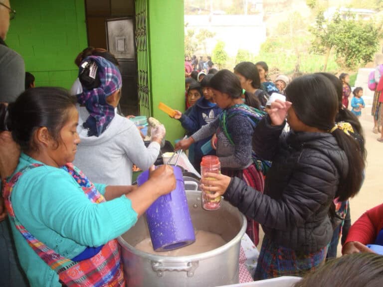 Wenn der Hunger den Schulweg blockiert
