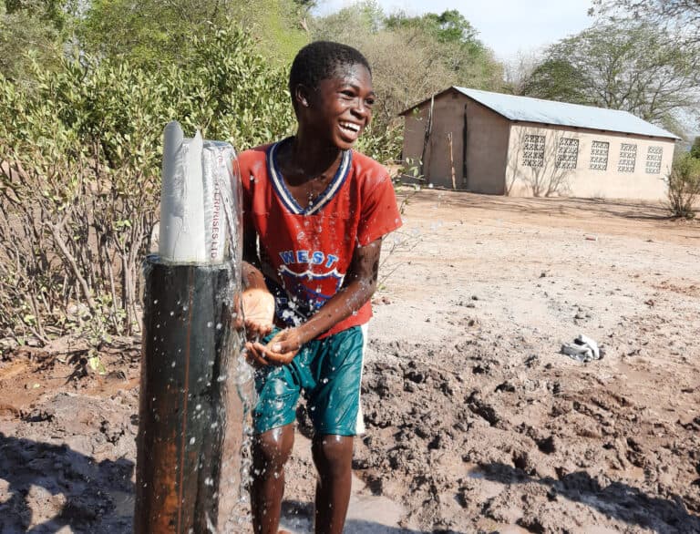 Freude über fließendes Wasser in Sambia