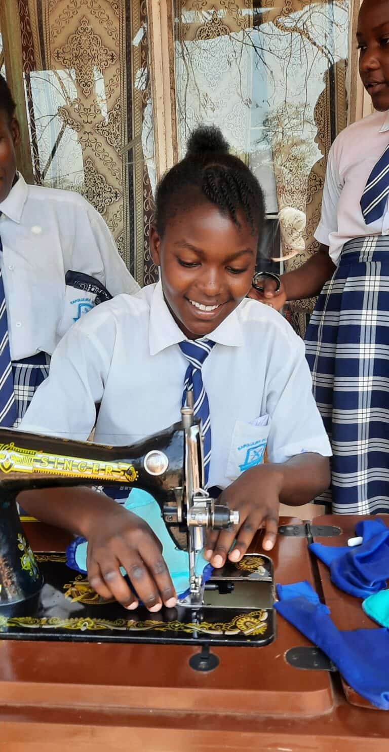 „Dank der wieder­verwendbaren Binden kann ich zur Schule gehen und mich sicher fühlen – auch während meiner Periode.“